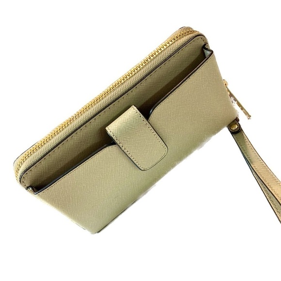 Michael Kors Jet Set Travel Medium Zip Around Phone Holder  - Tan Color - Picture 5 of 14
